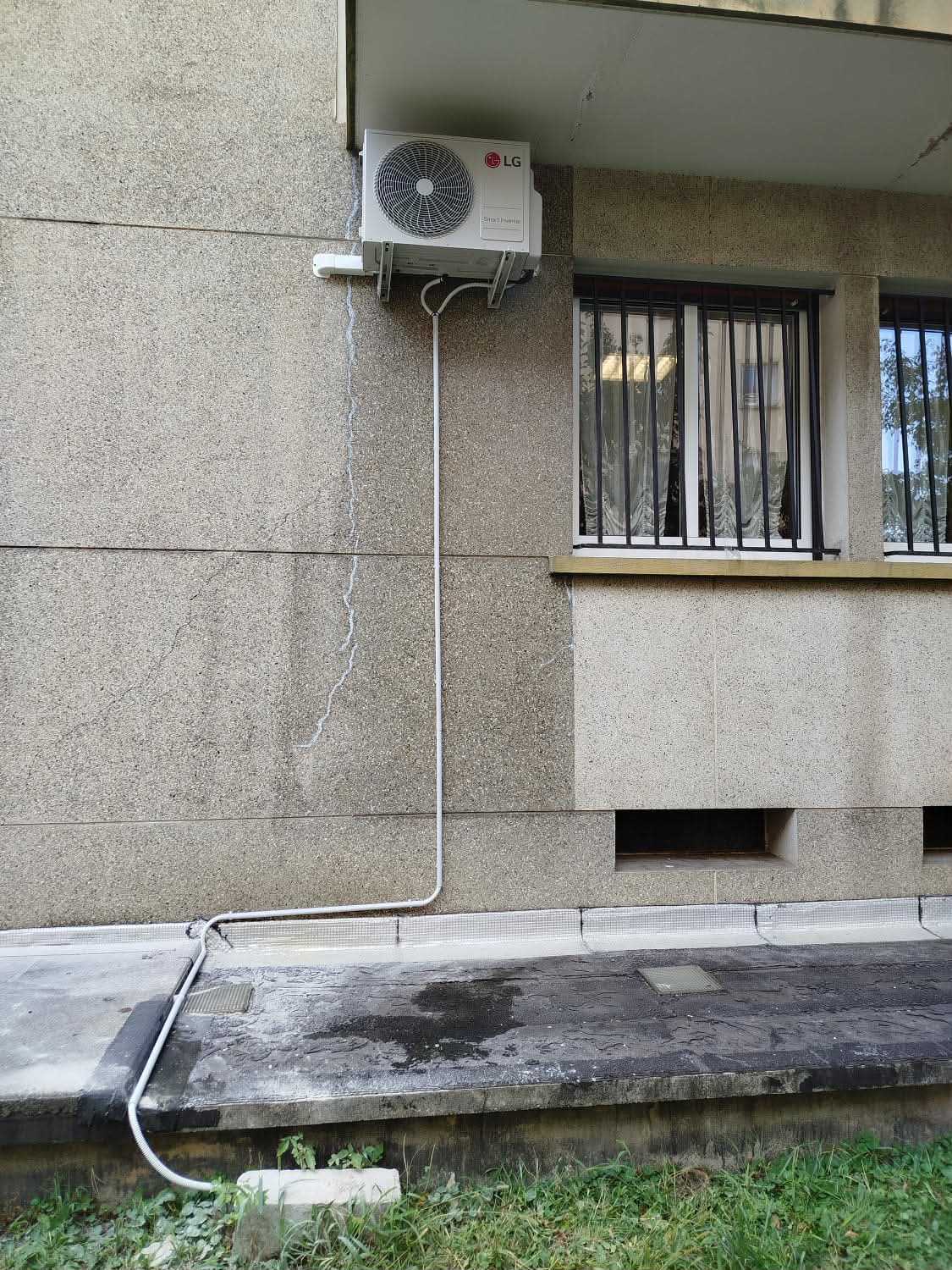 Unité extérieure de climatisation LG installée sur la façade d'un immeuble résidentiel