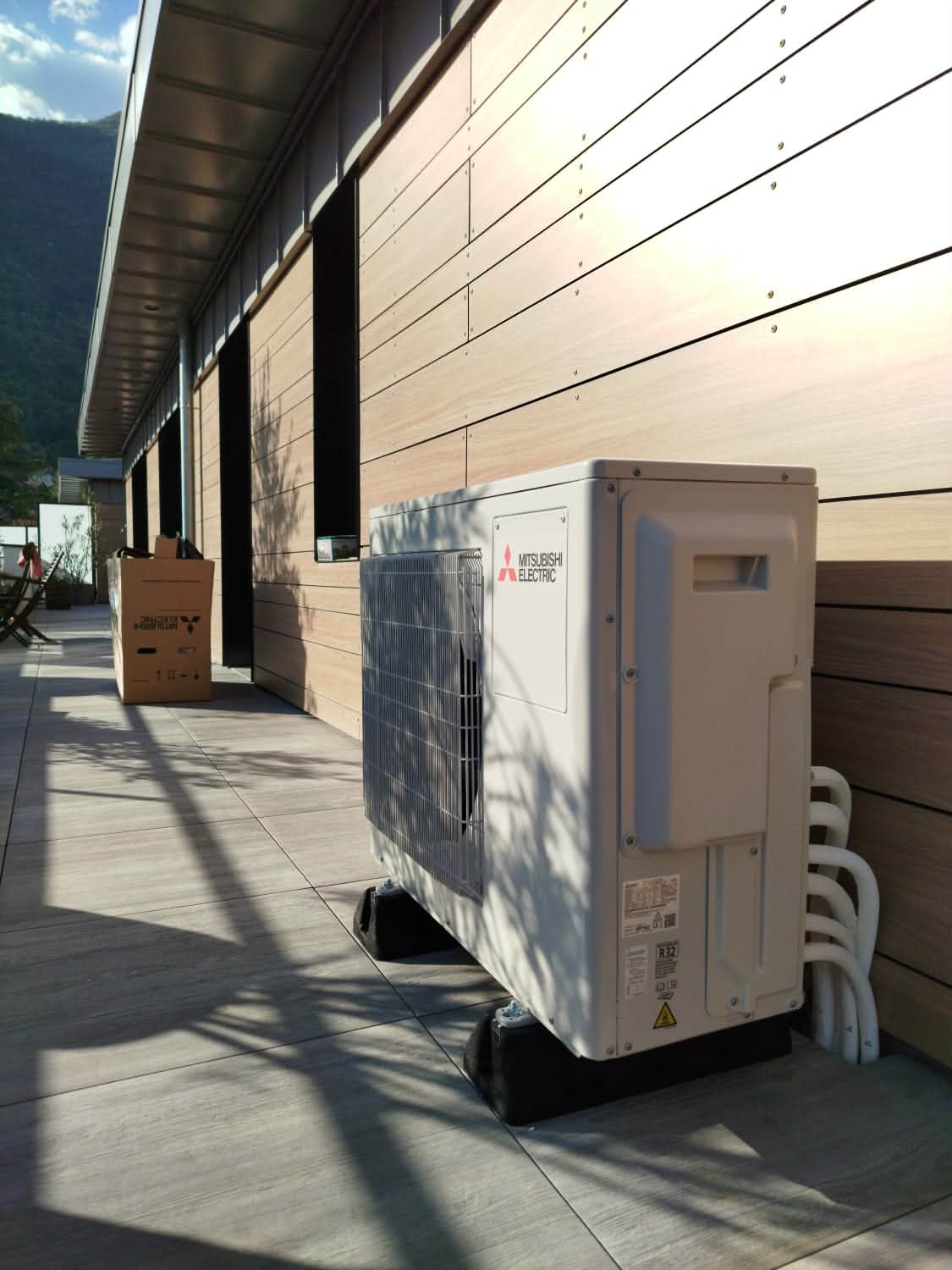 Unité extérieure Mitsubishi Electric installée sur la terrasse d'un local commercial