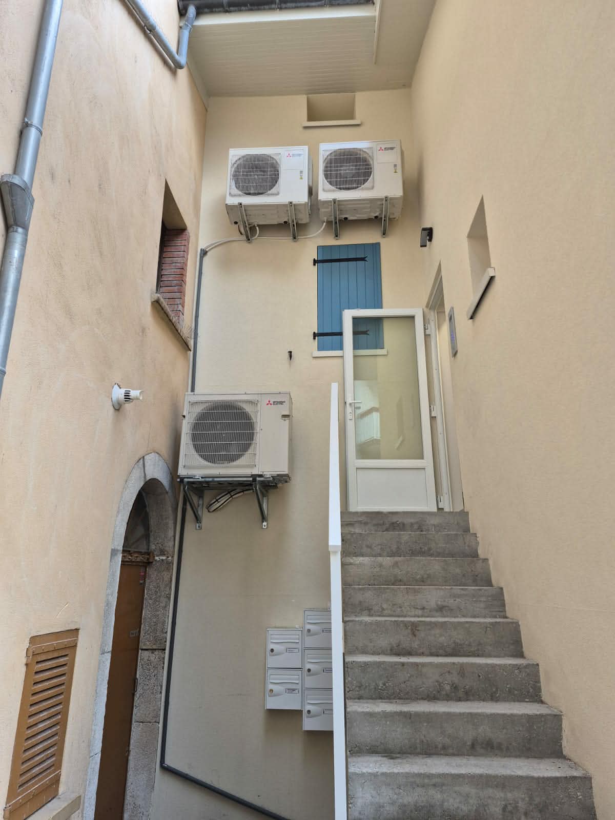 Installation de plusieurs unités extérieures de climatisation Mitsubishi Electric sur un bâtiment tertiaire